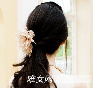 去参加别人的宴会用什么发型比较好?