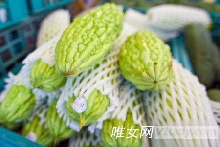 夏天喝苦瓜黄豆排骨汤具有解渴、清热解毒的作用