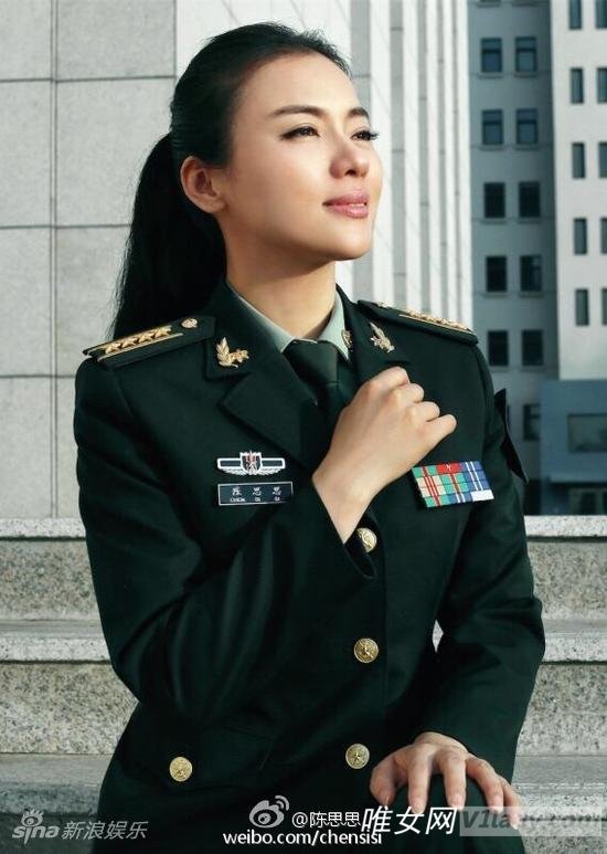 陈思思是谁?陈思思晒军装照!